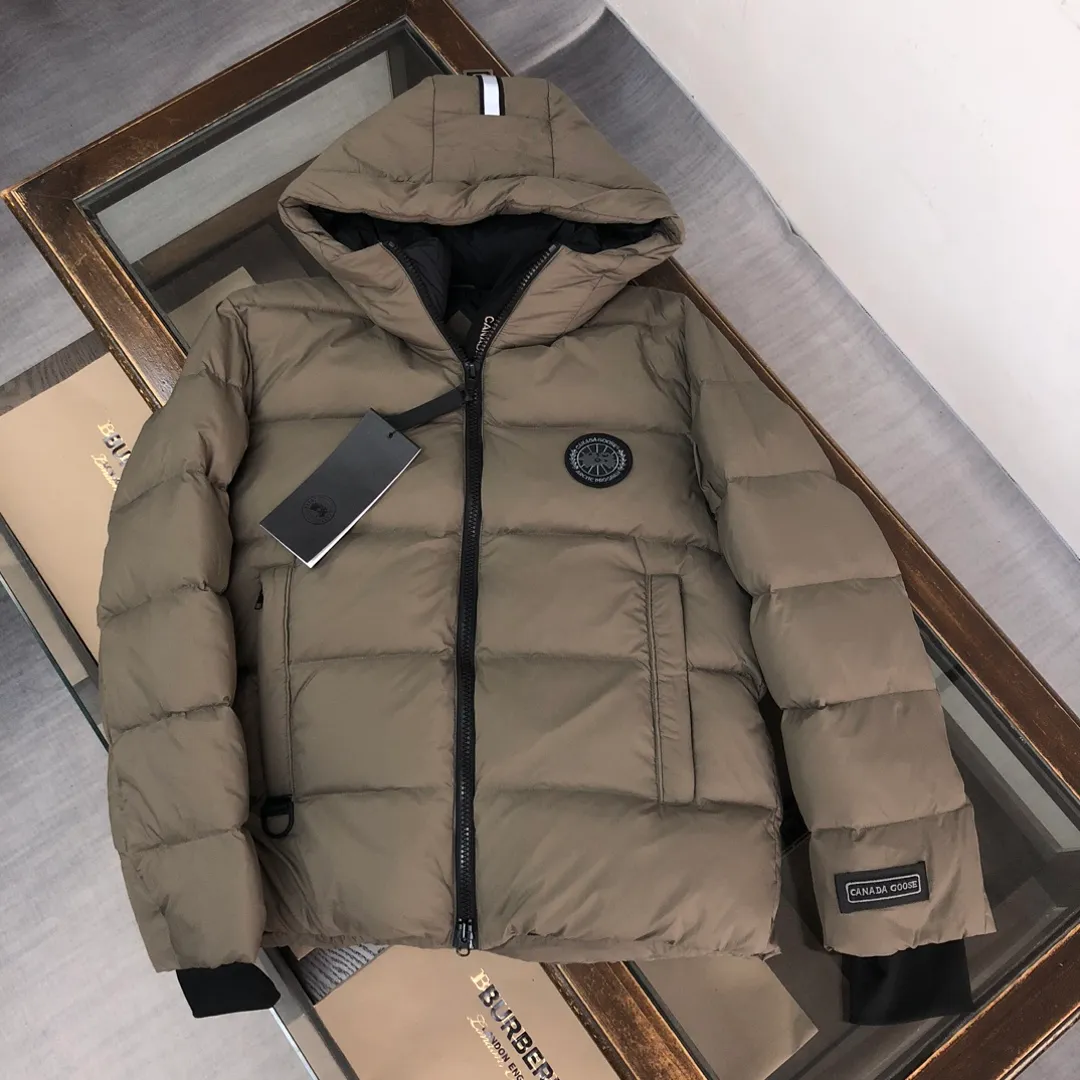 P1020 𝘾𝘼𝙉𝘼𝘿𝘼 𝙂𝙊𝙊𝙎𝙀/Canada Goose Down Jacket Bakery Couple Style 3M Reflective Black Label Parka/Junction Parka is made of CORDURA@'s super-soft EnduraLuxe fabric, which enhances the durability of easy-to-wear parts, making it lightweight and durable. 360-degree reflective strips on the hood improve visibility in low-light environments. 90 white duck down ~ There are also straps inside so that the jacket can be placed on the shoulders to free up hands. The down placket is designed with invisible snap buttons on the two-way zipper to prevent wind and keep warm. Unzipping the zipper from the bottom can increase the range of motion or improve breathability ~ Ribbed knitted cuffs increase comfort and lock in heat, and the hem has an internal drawstring to block cold wind [Wide version] A-line silhouette ➕ Bread suit tailoring design, the wide OS style can cover all body defects and also brings a sense of handsomeness! ! Color: Black Brown Size: XS S M L XL XXL